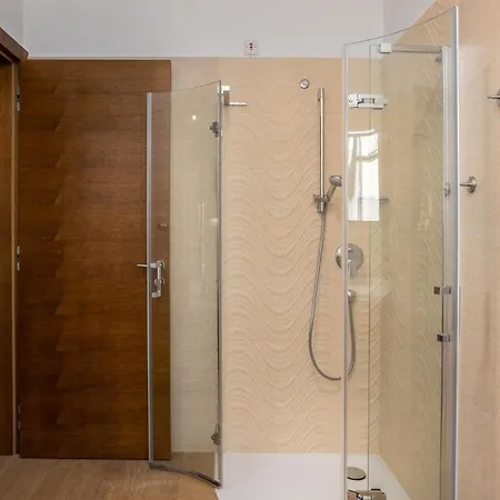 1 Bedroom In Apartment *